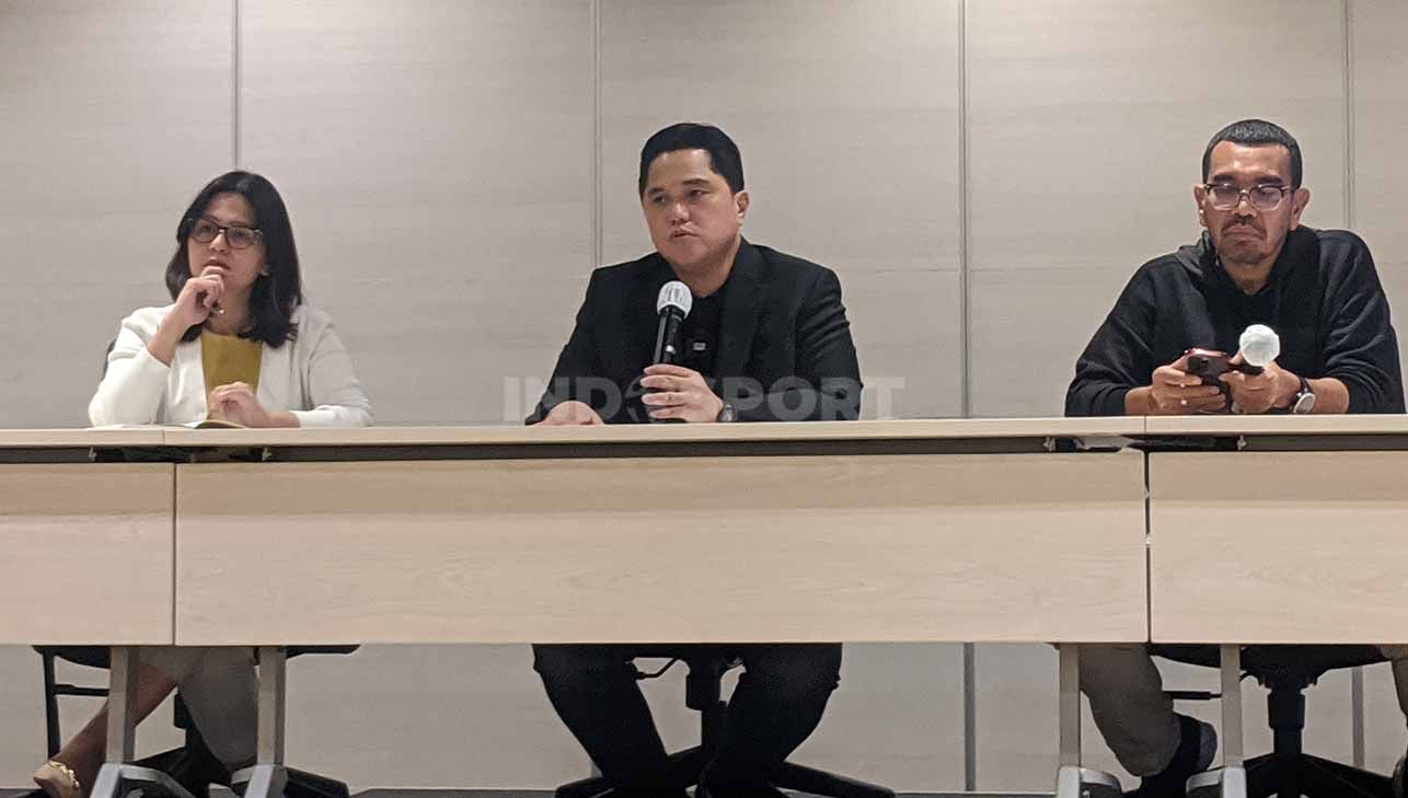 Ketua Unum PSSI, Erick Thohir press conference update soal persiapan Piala Dunia U-17 di Menara Danareksa, Jakarta, Selasa (25/07/23). (Foto: Ammara Marthiara/INDOSPORT) Copyright: © Ammara Marthiara/INDOSPORT