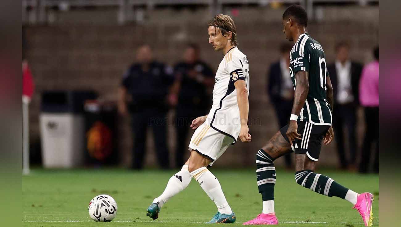 Pemain Real Madrid, Luka Modric ditempel ketat pemain Manchester United Marcus Rashford di laga pramusim. (Foto: realmadrid) Copyright: © realmadrid