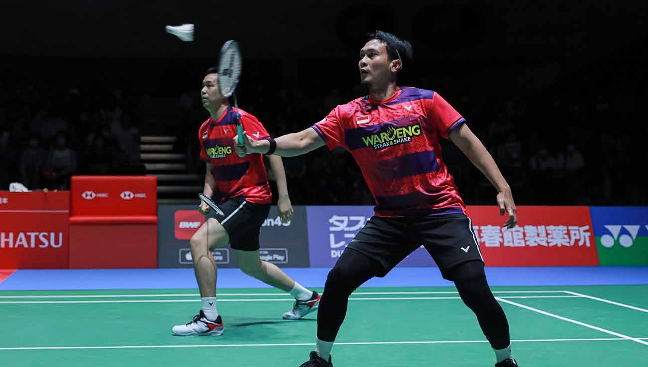 Selain merubah penampilan, legging yang dipakai pesohor bulutangkis, seperti Mohammad Ahsan dan Jonatan Christie punya fungsi lain. (Foto: PBSI) Copyright: © PBSI