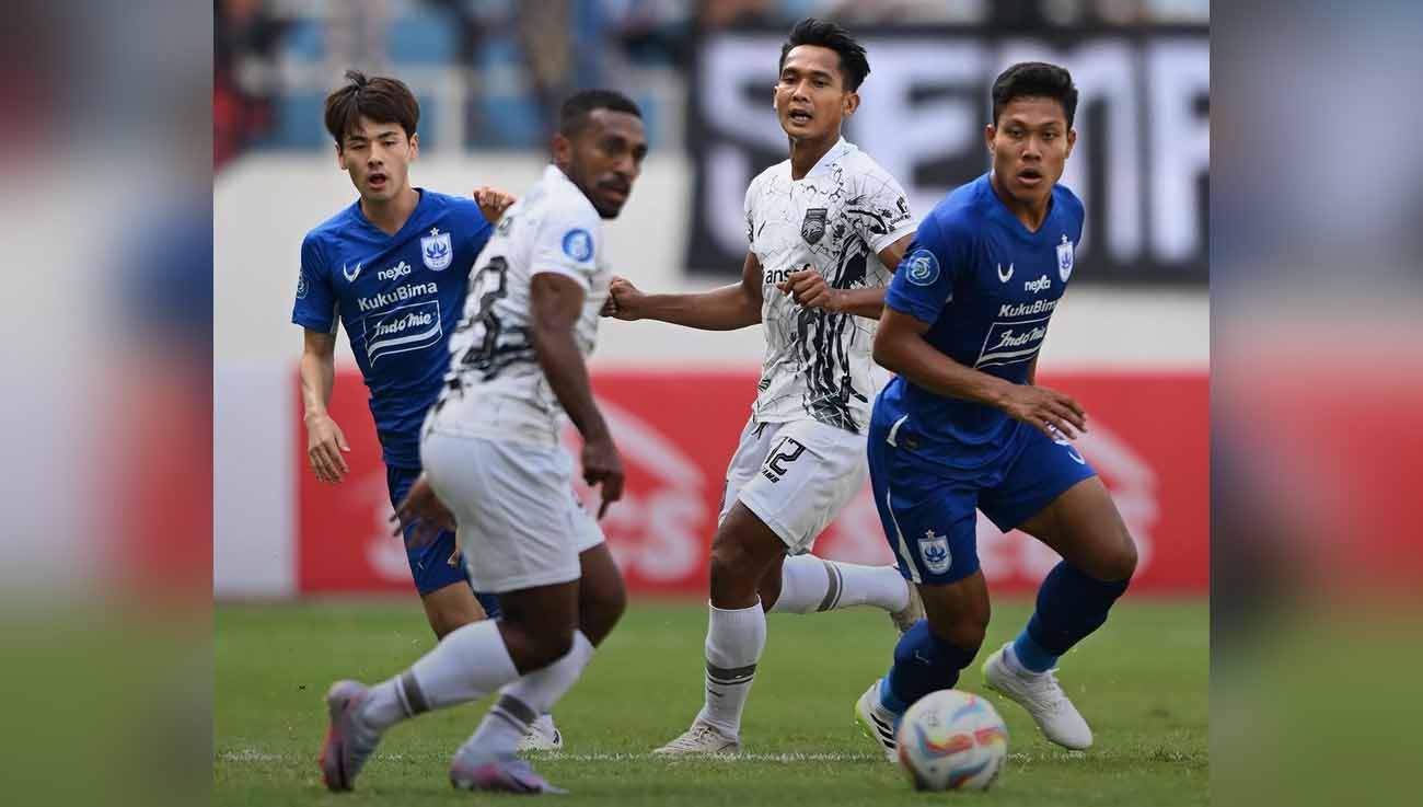 Pemain PSIS, Wahyu Prasetyo dibayang-bayangi pemain Borneo, Terens Puhiri pada laga Liga 1 di Stadion Jatidiri (Semarang), Jumat (28/07/23). (Foto: Instagram@borneofc.id) Copyright: © Instagram@borneofc.id