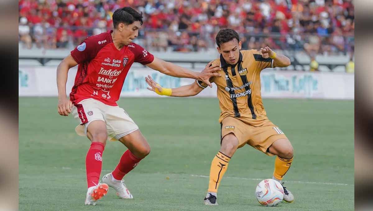 Pemain Dewa United, Egy Maulana Vikri dihadang pemain Bali United Elias Dolah pada laga Liga 1 di Stadion Kapten I Wayan Dipta (Gianyar), Sabtu (29/07/23). (Foto: Instagram@dewaunitedfc) Copyright: © Instagram@dewaunitedfc