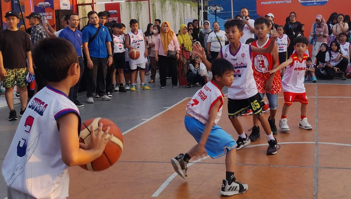 Aksi cucu Presiden Joko Widodo, Jan Ethes, saat bermain 3 on 3 dalam acara roadshow trofi FIBA Basketball World Cup 2023. (Foto: Nofik Lukman Hakim/INDOSPORT) Copyright: © Nofik Lukman Hakim/INDOSPORT