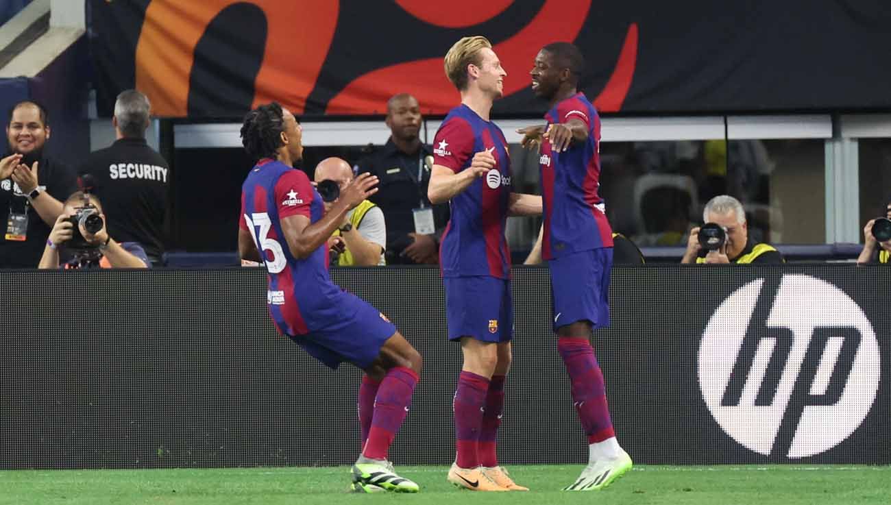 Pemain Barcelona Ousmane Dembele merayakan dengan rekan setim Frenkie de Jong dan Jules Kounde usai mencetak gol babak pertama melawan Real Madrid di Stadion AT&T. (Foto: REUTERS/Kevin Jairaj) Copyright: © REUTERS/Kevin Jairaj