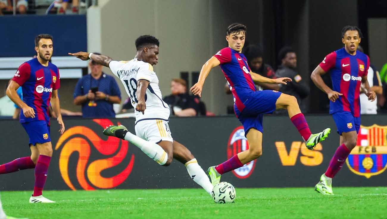 Gelandang Real Madrid Aurelien Tchouameni menendang bola ke gawang yang di jaga pemain Barcelona Pedri babak pertama di Stadion AT&T. (Foto: REUTERS/Kevin Jairaj) Copyright: © REUTERS/Kevin Jairaj