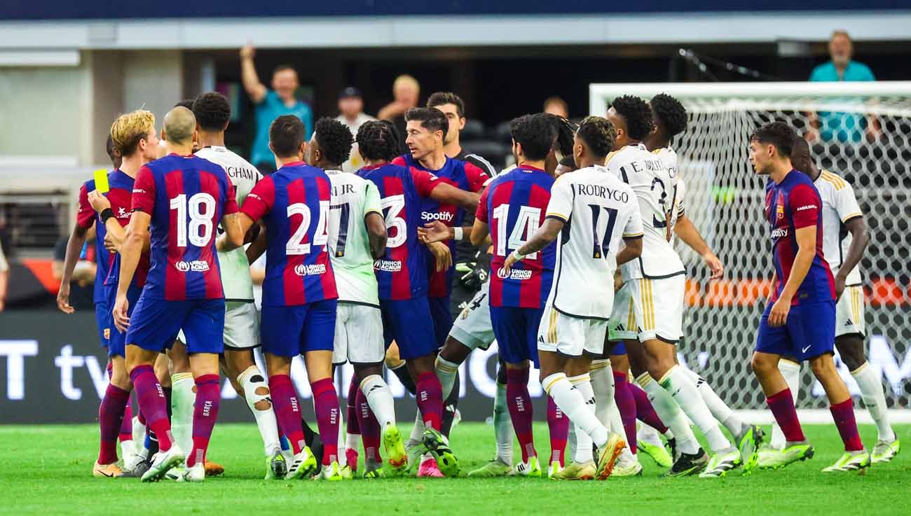 Kemelut di depan gawang antara pemain Barcelona dengan Real Madrid pada babak pertama pertandingan di Stadion AT&T. (Foto: REUTERS/Kevin Jairaj) Copyright: © REUTERS/Kevin Jairaj