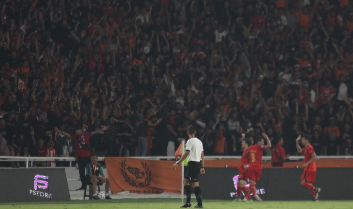 Selebrasi gol pemain Persija Ryo Matsumara dihadapan ribuan Jakmania usai mencetak gol ke gawang Persebaya pada laga pekan kelima Liga 1 2023/2024 di stadion GBK, Minggu (30/07/23). Copyright: © Herry Ibrahim/INDOSPORT