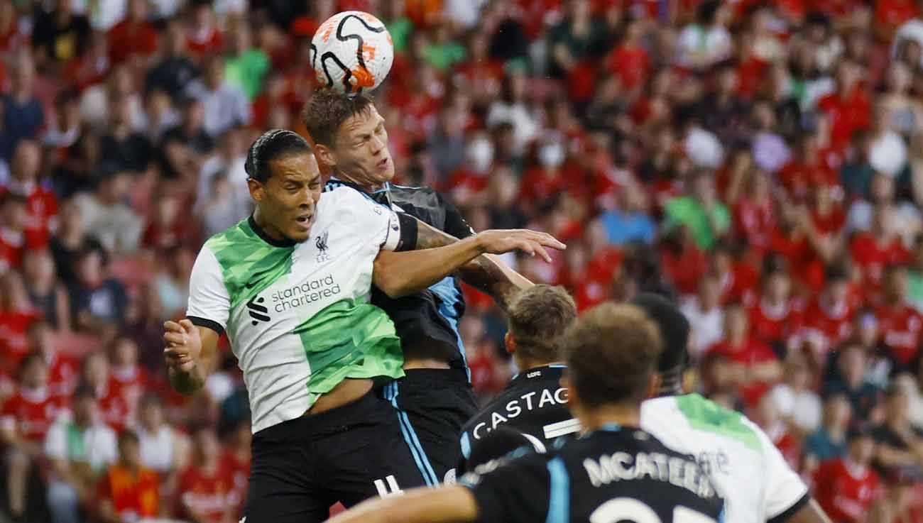 Duel pemain Liverpool, Virgil van Dijk dengan pemain Leicester City Jannik Vestergaard pada laga pramusim. (Foto: REUTERS/Edgar Su) Copyright: © REUTERS/Edgar Su