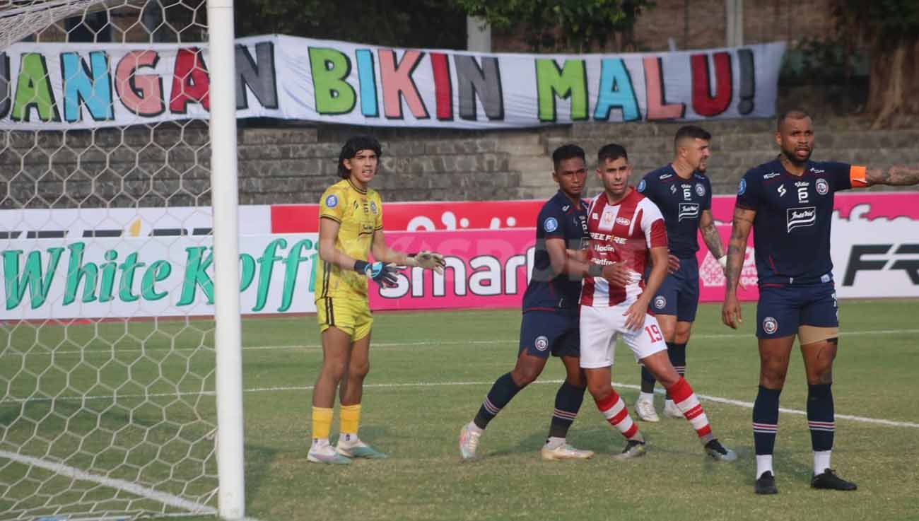 Kemelut depan gawang Arema pemain Persis David González dengan pemain Arema pada laga Liga 1, Minggu (30/07/23). (Foto: Nofik Lukman Hakim/INDOSPORT) Copyright: © Nofik Lukman Hakim/INDOSPORT
