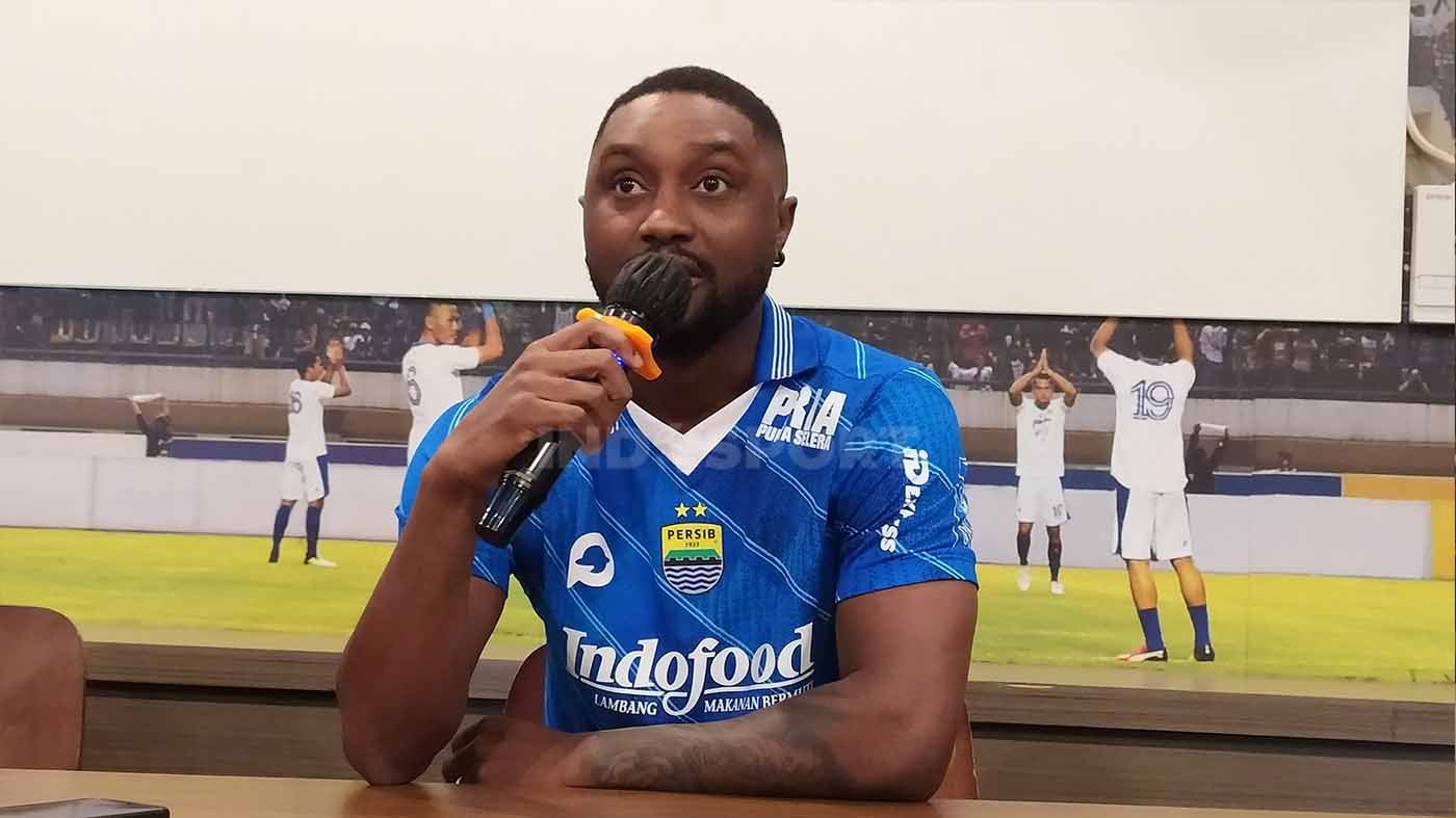 Pemain anyar Persib Bandung, Levy Clement Madinda, saat dikenalkan manajemen di Graha Persib, Jalan Sulanjana, Kota Bandung, Senin (31/07/23). Copyright: © Arif Rahman/INDOSPORT