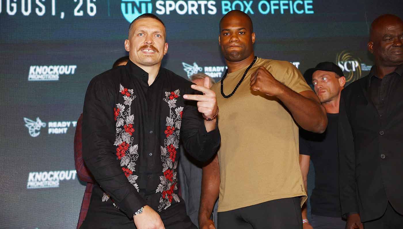 Petinju asal Ukraina, Oleksandr Usyk dan petinju asal Inggris, Daniel Dubois berpose foto konferensi pers. (Foto: Reuters/Paul Childs) Copyright: © Reuters/Paul Childs