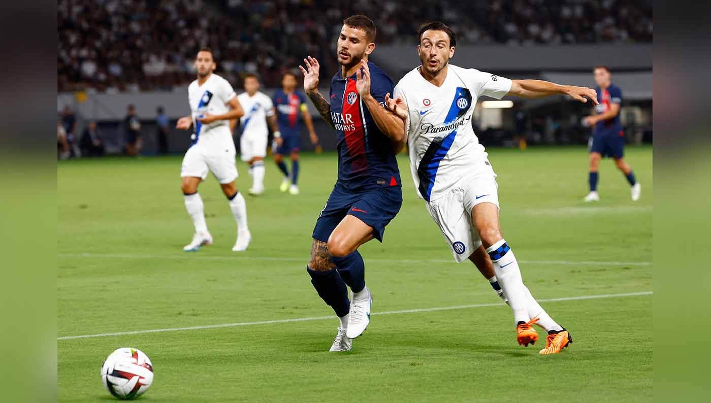 Inter Milan ingin memperpanjang kontrak Matteo Darmian (kanan). Copyright: © REUTERS/Kim Kyung-Hoon