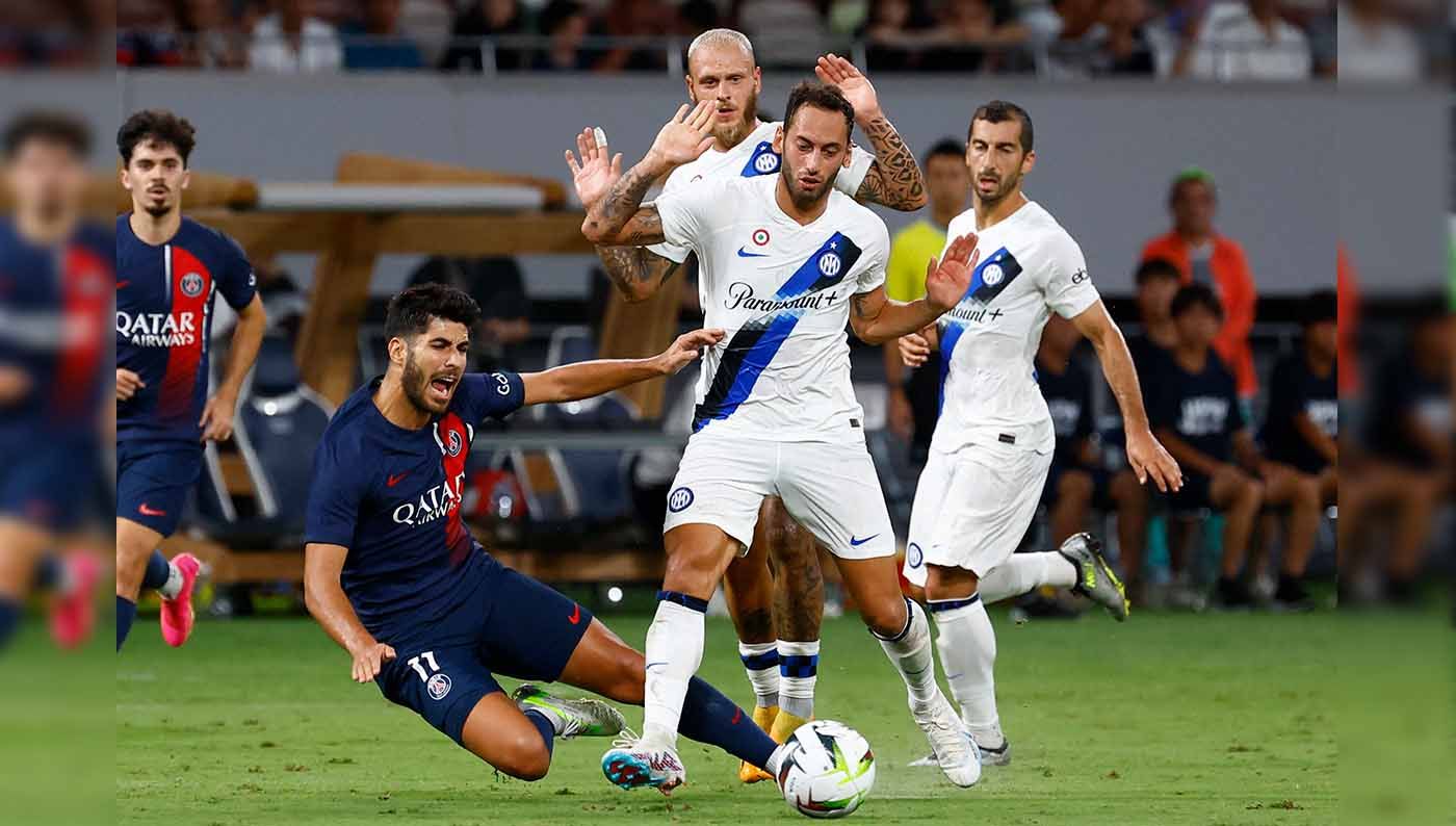 Pemain Paris Saint-Germain, Marco Asensio dijatuhkan oleh pemain Inter Hakan Calhanoglu pada laga persahabatan di Stadion Nasional Jepang, Tokyo, Jepang, Selasa (01/08/23). (Foto: REUTERS/Kim Kyung-Hoon) Copyright: © REUTERS/Kim Kyung-Hoon