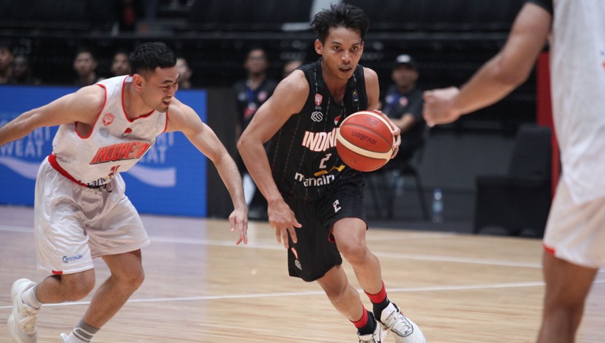 Timnas Basket Indonesia (putih) berhasil mengalahkan Indonesia Patriots dengan skor 82-56 pada test even bertajuk Indonesia International Basketball Invitational 2023 (IIBI 2023). (Foto: Herry Ibrahim/INDOSPORT) Copyright: © Herry Ibrahim/INDOSPORT