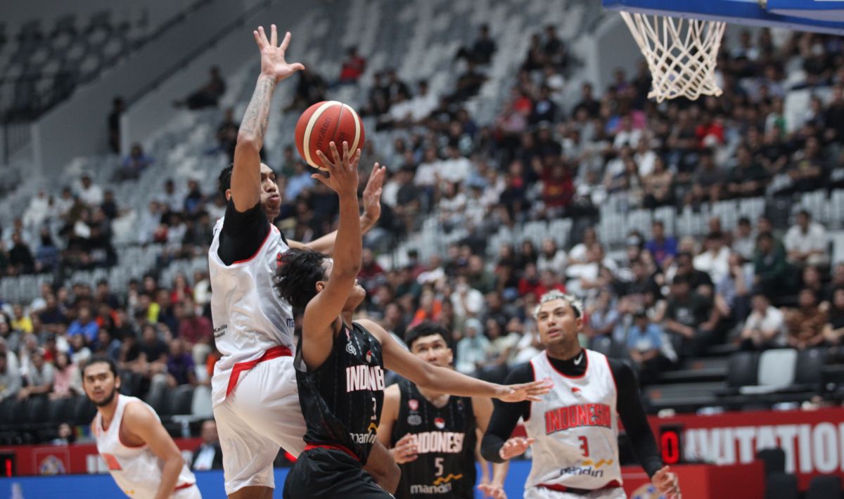 Timnas Basket Indonesia (putih) berhasil mengalahkan Indonesia Patriots dengan skor 82-56 pada test even IIBI 2023 di Indonesia Arena, Rabu (02/08/23). Event ini digelar untuk menyambut FIBA World Cup 2023. Foto: Herry Ibrahim/INDOSPORT Copyright: © Herry Ibrahim/INDOSPORT