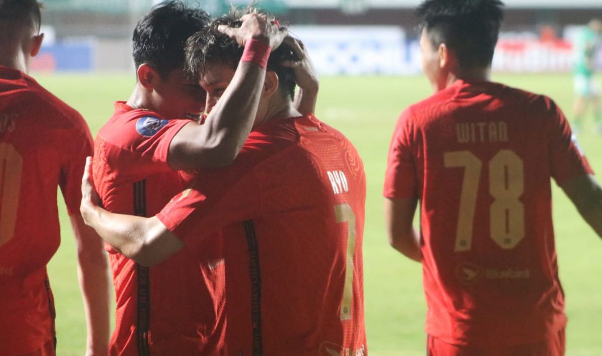 Selebrasi para pemain Persija usai Ryo Matsumura mencetak gol ke gawang PSS Sleman pada laga pekan keenam Liga 1 2023/2024 di stadion Maguwoharjo, Jumat (04/08/23). Copyright: © Nofik Lukman Hakim/INDOSPORT