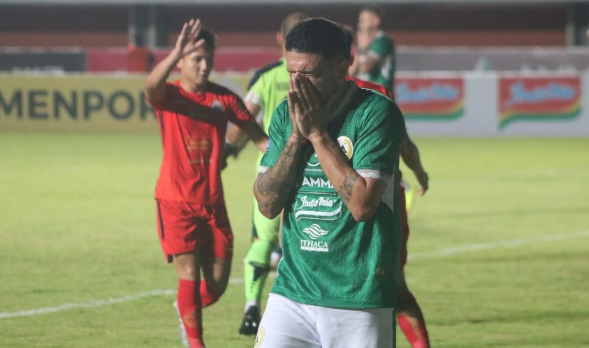 Ekspresi kekecewaan pemain PSS Sleman, Jonathan Bustos usai gagal memanfaatkan peluang di depan gawang Persija pada laga pekan keenam Liga 1 2023/2024 di stadion Maguwoharjo, Jumat (04/08/23). Copyright: © Nofik Lukman Hakim/INDOSPORT