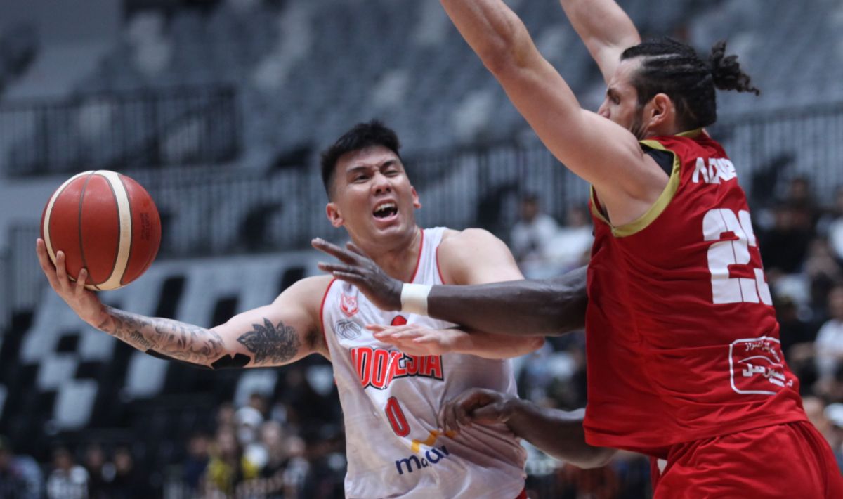 Pemain Timnas Basket Indonesia, Juan Laurent mencoba mencetak poin saat berhadapan dengan pemai Suriah pada even Indonesia International Basketball Invitational (IIBI) 2023 di Indonesia Arena, Senayan, Jakarta, Sabtu (05/08/23).  Copyright: © Herry Ibrahim/INDOSPORT