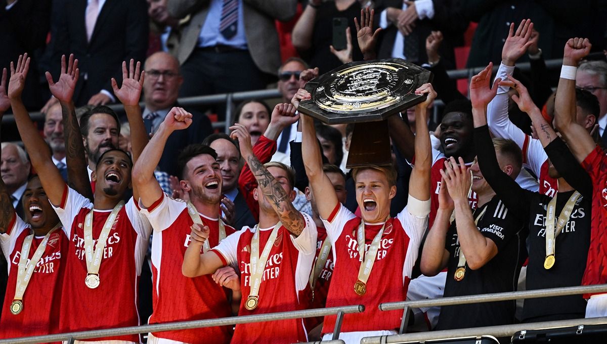 Martin Odegaard (Arsenal) mengangkat trofi Community Shield 2023. (Foto: REUTERS/Dylan Martinez) Copyright: © REUTERS/Dylan Martinez