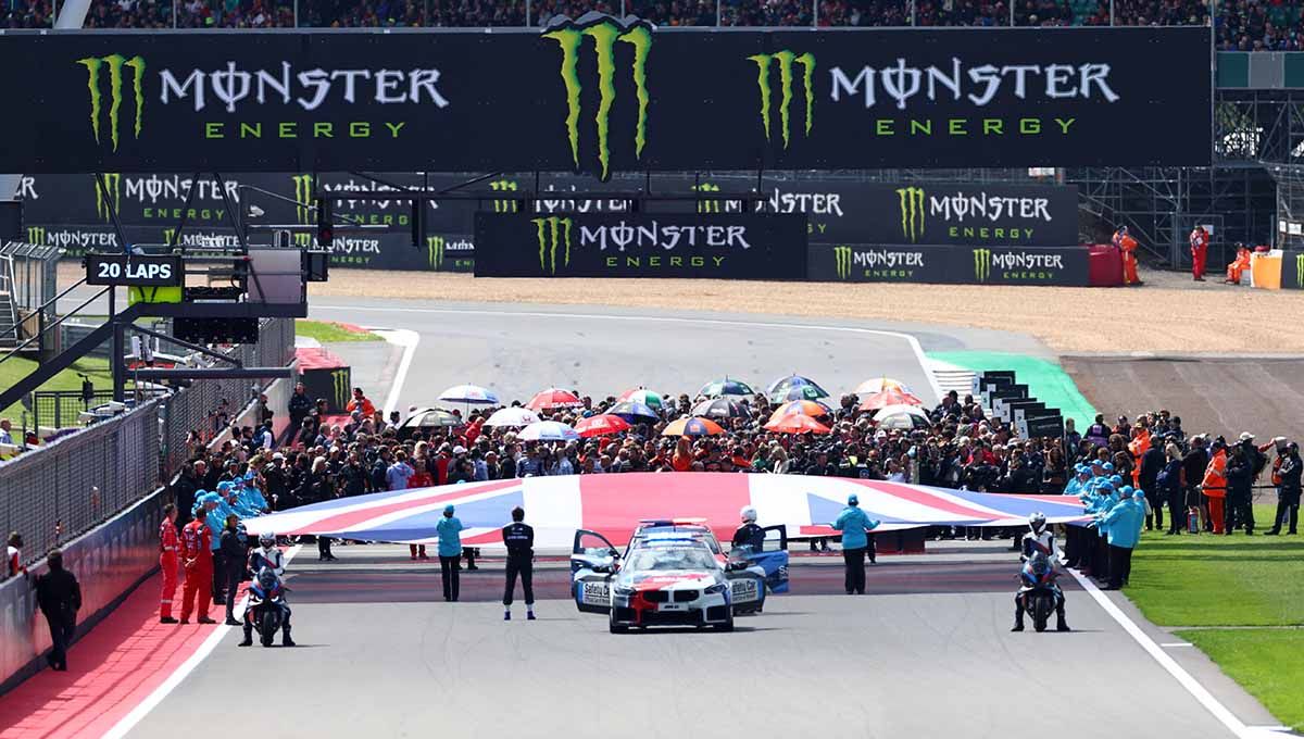 Tampilan umum bendera Union Jack ditampilkan di grid sebelum balapan dimulai di MotoGP Silverstone Inggris 2023 (06/08/23). (Foto: REUTERS/Andrew Boyers) Copyright: © REUTERS/Andrew Boyers