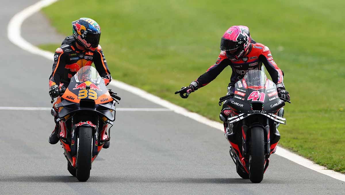 Aleix Espargaro melakukan selebrasi setelah memenangkan balapan bersama Brad Binder di MotoGP Silverstone Inggris 2023 (06/08/23). (Foto: REUTERS/Andrew Boyers) Copyright: © REUTERS/Andrew Boyers