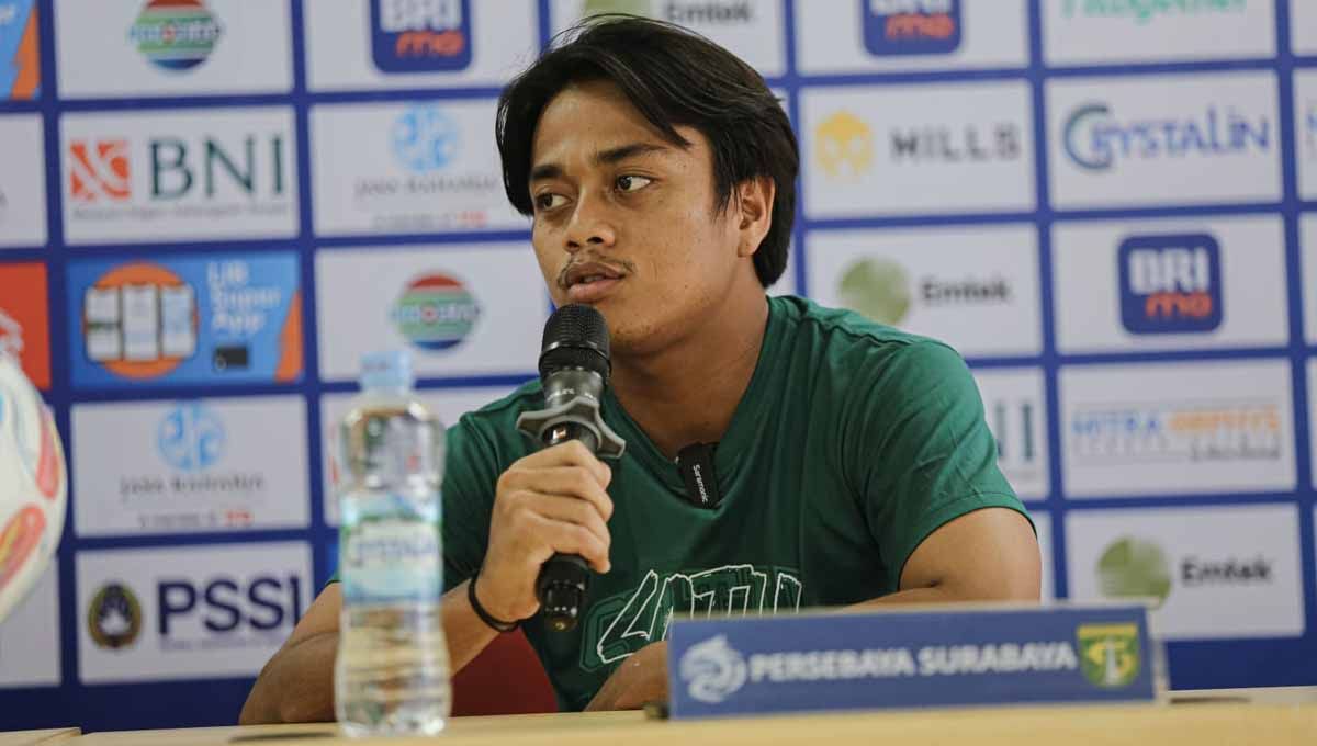 Pemain Persebaya Surabaya, Andre Oktaviansyah saat konferensi pers. (Foto: MO Persebaya Surabaya) Copyright: © MO Persebaya Surabaya