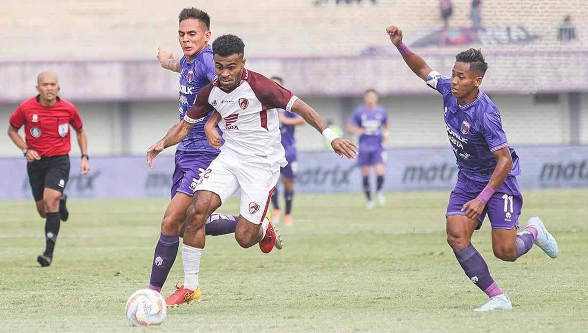Pemain PSM, Yakob Sayuri saat menguasai bola pada pekan ketujuh laga Liga 1 di Stadion Indomilk Arena (Tangerang), Senin (07/08/23). (Foto: Instagram@psm_makassar) Copyright: © Instagram@psm_makassar