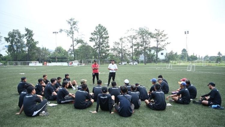 Sejumlah pelatih asal Sumbawa Barat mendapatkan ilmu kepelatihan dari Persija Jakarta di Nirwana Park, Depok, Jawa Barat. Copyright: © Persija Jakarta