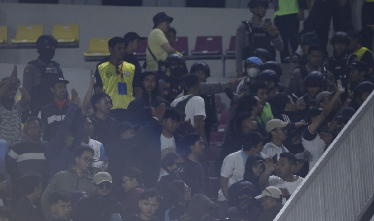 Sempat terjadi kericuhan antar suporter pada laga pekan ketujuh Liga 1 2023/2024 di stadion Manahan, Selasa (08/08/23). Copyright: © Nofik Lukman Hakim/INDOSPORT