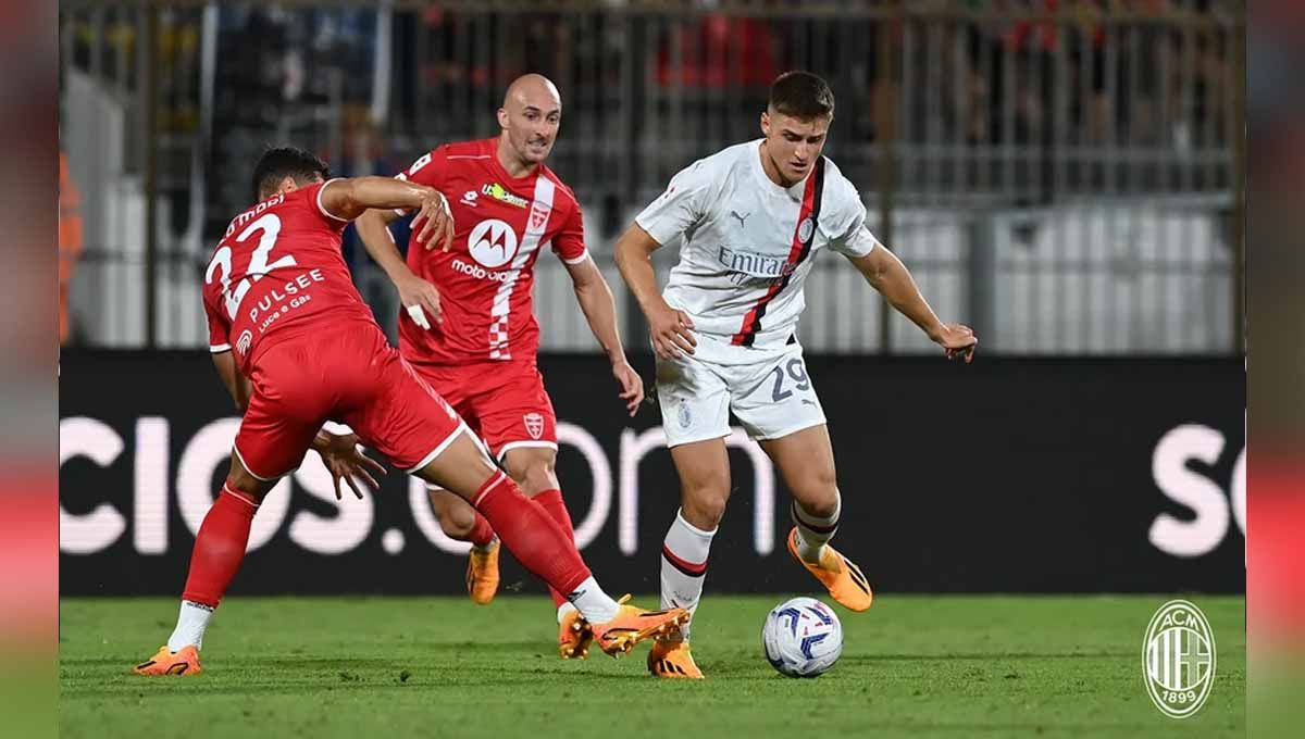 Pemain AC Milan, Lorenzo Colombo mendapat hadangan dari pemain AC Monza pada laga Trofeo Silvio Berlusconi di Stadion Brianteo, U-Power, (Monza), Rabu (09/08/23). (Foto: acmilan) Copyright: © acmilan