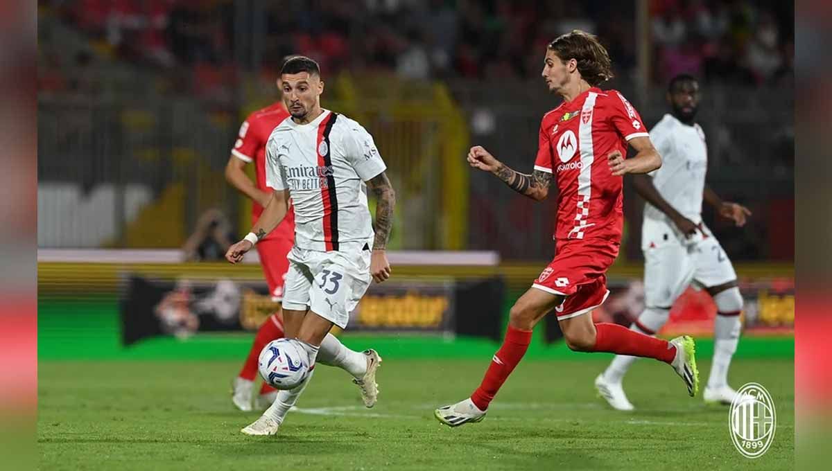 Pemain AC Milan, Rade Krunic mendapat kawalan ketat dari pemain AC Monza pada laga Trofeo Silvio Berlusconi di Stadion Brianteo, U-Power, (Monza), Rabu (09/08/23). (Foto: acmilan) Copyright: © acmilan