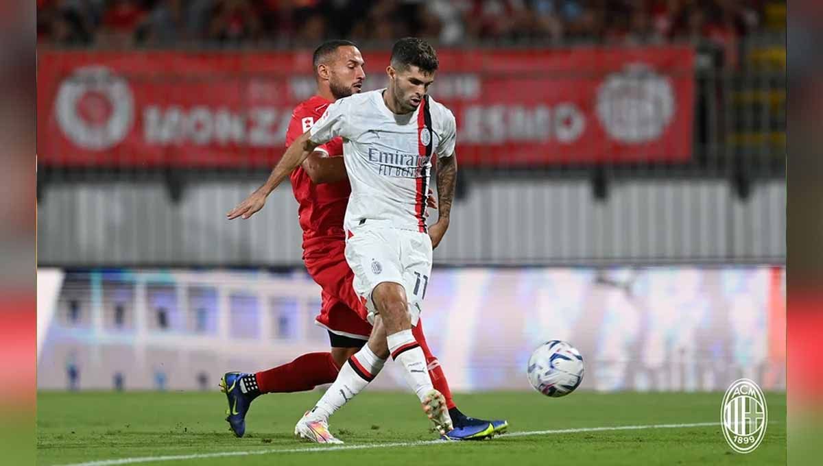 Pemain AC Milan, Christian Pulisic mendapat tempelan ketat dari pemain AC Monza pada laga Trofeo Silvio Berlusconi di Stadion Brianteo, U-Power, (Monza), Rabu (09/08/23). (Foto: acmilan) Copyright: © acmilan
