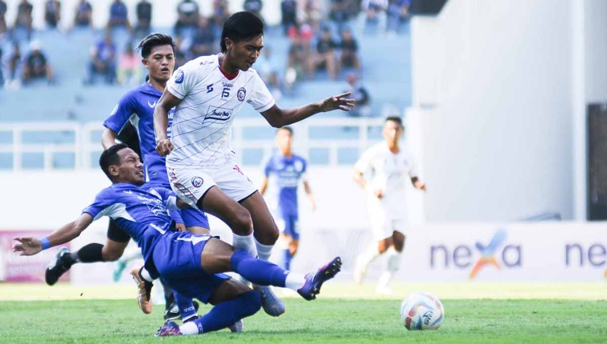 Duel takle pemain PSIS kepada pemain Arema pada pekan ketujuh laga liga 1 di Stadion Jatidiri (Semarang), Rabu (09/08/23). (Foto: MO Arema FC) Copyright: © MO Arema FC