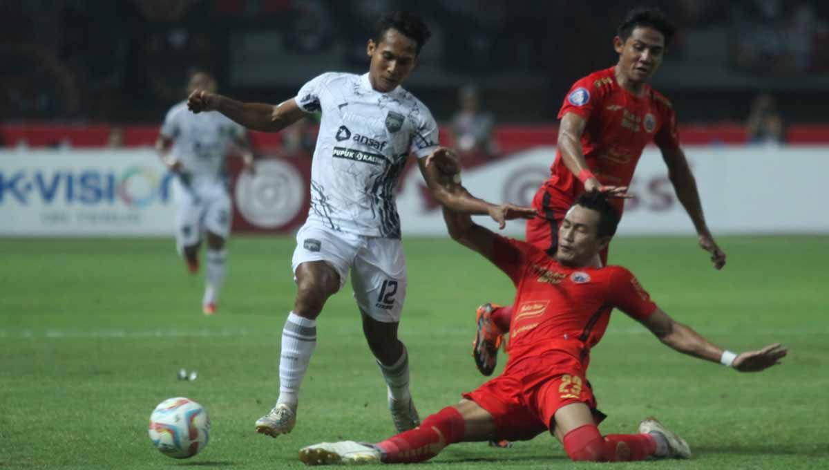 Bek Persija Jakarta, Hansamu Yama berupaya untuk menyapu bola dari kaki pemain Borneo FC di Liga 1. Copyright: © INDOSPORT.COM/Herry Ibrahim