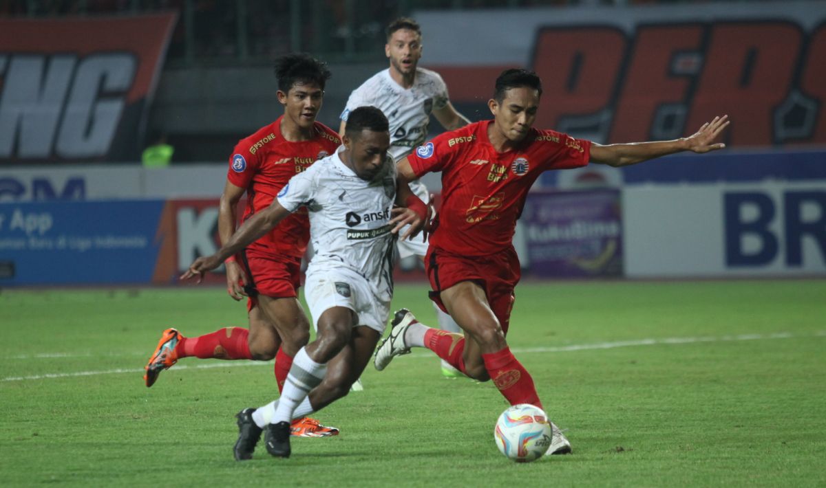 Pemain Borneo FC, Terens Puhiri berusaha melewati hadangan bek Persija, Muhammad Ridho pada laga pekan ketujuh Liga 1 2023/2024 di stadion Patriot, Rabu (09/08/23). Copyright: © Herry Ibrahim/INDOSPORT