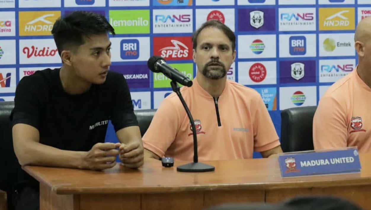 Pelatih Madura United, Mauricio Souza saat konfrensi pers usai pertandingan melawan RANS pada pekan ketujuh laga Liga 1 di Stadion Maguwoharjo (Yogyakarta), Rabu (09/08/23). (Foto: MO Madura United) Copyright: © MO Madura United