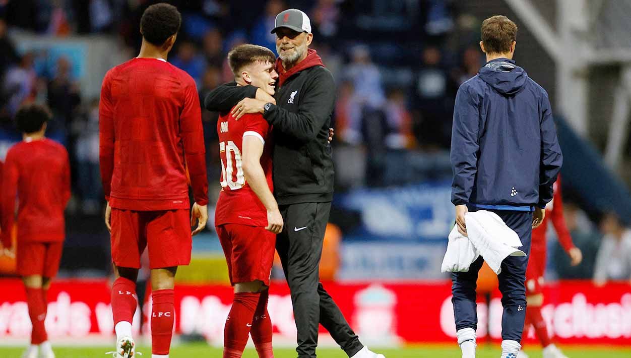Penyerang muda Liverpool, Ben Doak, saat bersama Jurgen Klopp. (Foto: REUTERS/Jason Cairnduff) Copyright: © REUTERS/Jason Cairnduff