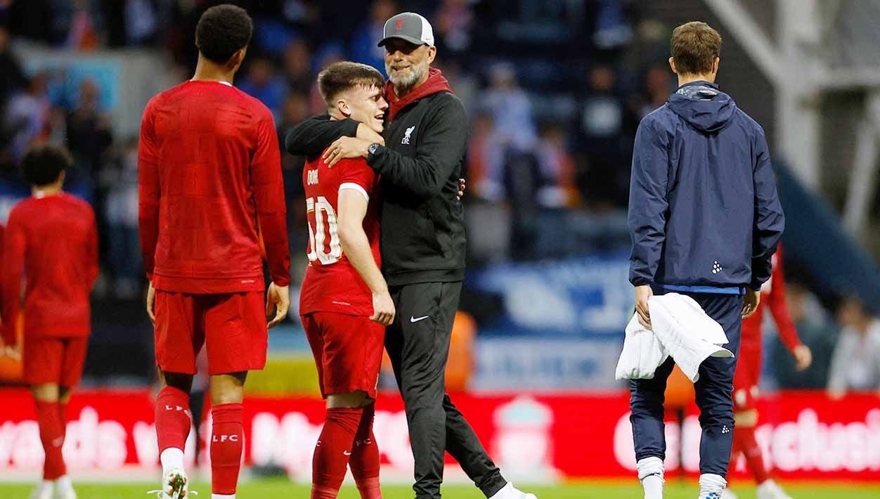 Penyerang muda Liverpool, Ben Doak, saat bersama Jurgen Klopp. (Foto: REUTERS/Jason Cairnduff) Copyright: © REUTERS/Jason Cairnduff