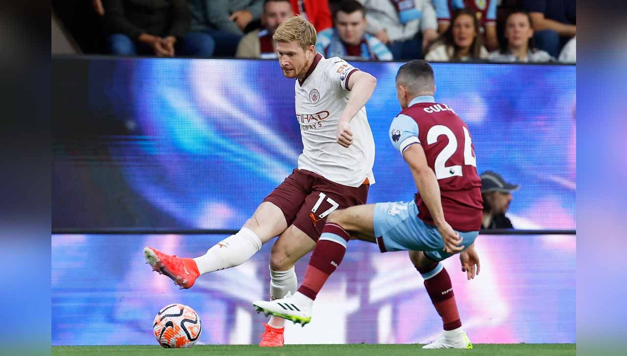 Pemain Manchester City Kevin De Bruyne dihadang pemain Burnley Josh Cullen pada laga Liga Inggris 2023-2024, Sabtu (12/08/23) dini hari WIB. (Foto: REUTERS/Jason Cairnduff) Copyright: © REUTERS/Jason Cairnduff