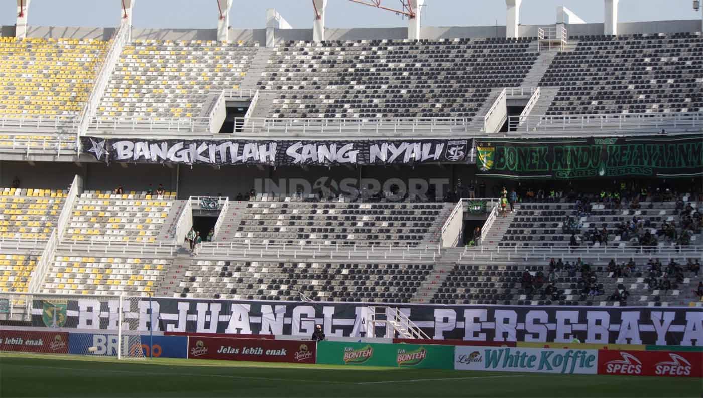 Kondisi Tribun Stadion Gelora Bung Tomo (Surabaya) sepi suporter pada pekan ketujuh laga Liga 1, Sabtu (12/08/23). (Foto: Fitra Herdian/INDOSPORT) Copyright: © Fitra Herdian/INDOSPORT