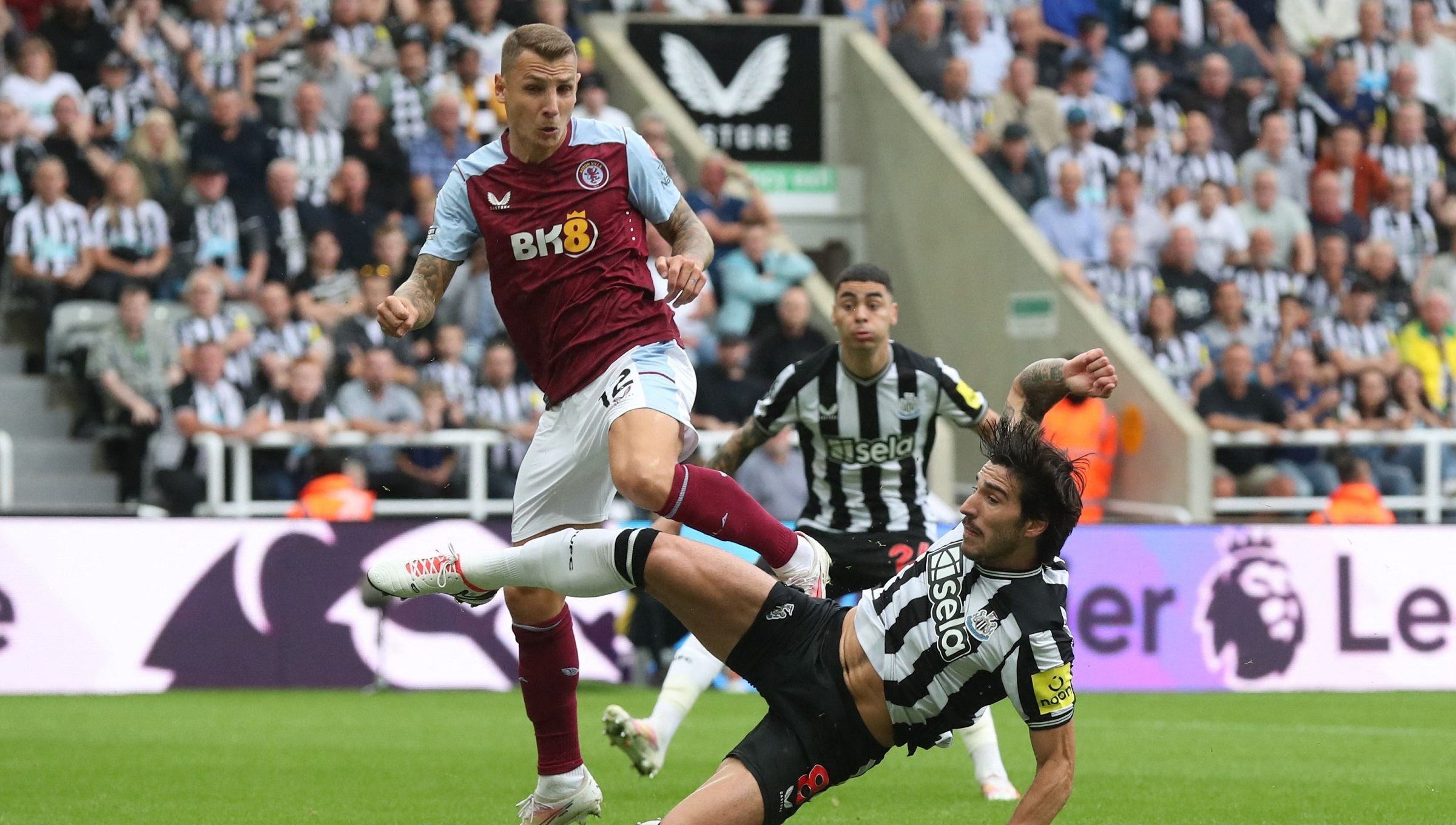 Laga sengit Newcastle United vs Aston Villa di Liga Inggris yang dimenangkan tuan rumah 5-1, Sabtu (12/08/23). Copyright: © REUTERS/Scott Heppell