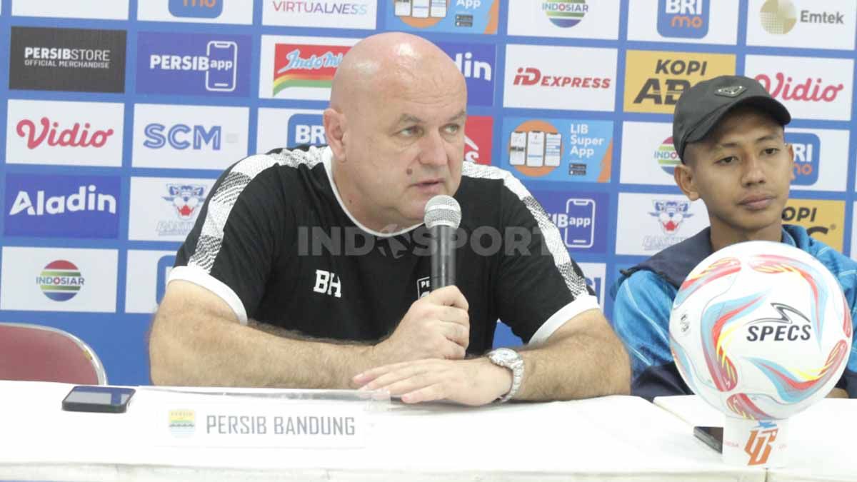 Meski senang, pelatih Persib Bandung, Bojan Hodak, belum puas usai timnya meraih kemenangan 2-1 atas PSIS Semarang pada pertandingan tandang Liga 1. Copyright: © Arif Rahman/INDOSPORT