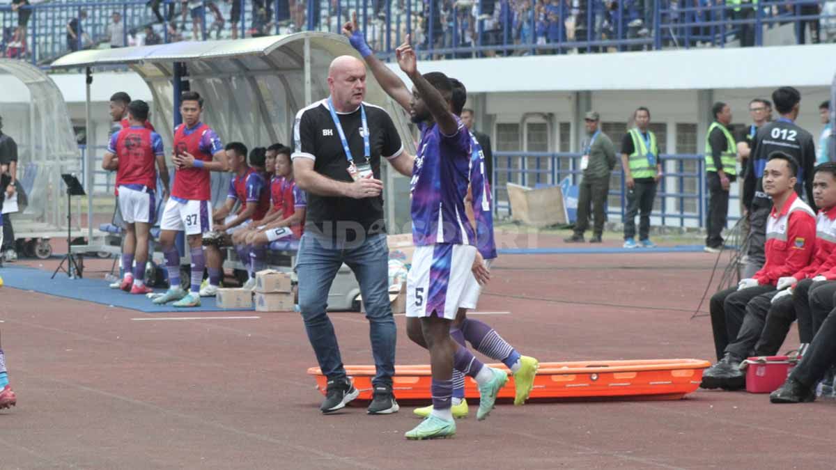 Pelatih Persib Bandung, Bojan Hodak, bicara mengenai masa depan gelandang asal Gabon, Levy Madinda, yang saat ini menjadi andalan di lini tengah skuad Maung Bandung. Copyright: © Arif Rahman/INDOSPORT