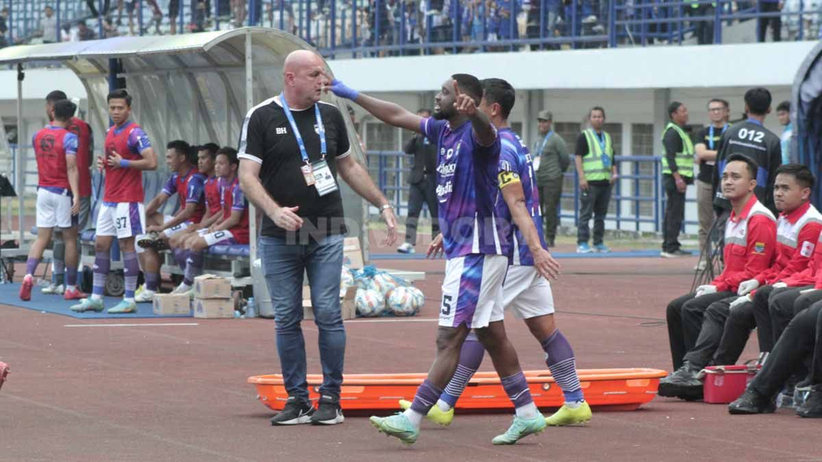 Selebrasi pemain Persib Levy Madinda usai mencetak gol ke gawang Barito Putera pada pekan ketujuh laga Liga 1 di Stadion Gelora Bandung Lautan Api (Bandung). Copyright: © Arif Rahman/INDOSPORT