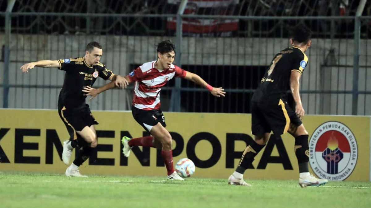 Pemain Madura berusaha penghindar dari kejaran pemain Persija pada pekan ketujuh laga Liga 1 di Stadion Gelora Bangkalan (Bangkalan). (Foto: MO Madura United) Copyright: © MO Madura United