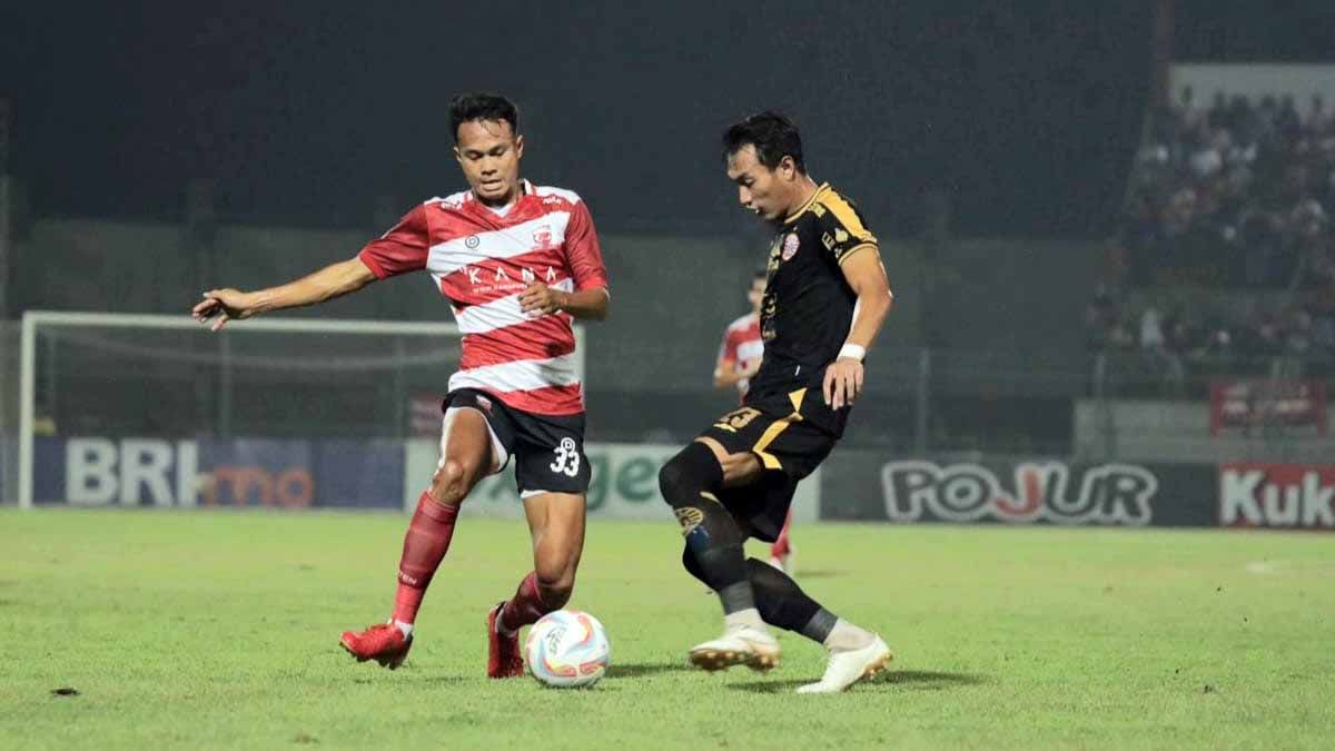 Pemain Persija Hansamu Yama saat menghadang pergerakan pemain Madura pada pekan ketujuh laga Liga 1 di Stadion Gelora Bangkalan (Bangkalan). (Foto: MO Madura United) Copyright: © MO Madura United