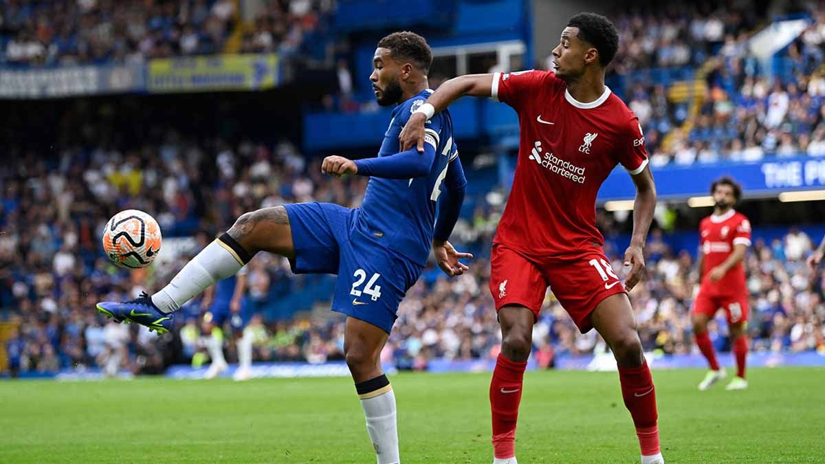 Berebut bola pemain Chelsea, Reece James dengan pemain Liverpool Cody Gakpo pada laga Liga Inggris. (Foto: REUTERS/Tony Obrien) Copyright: © REUTERS/Tony Obrien