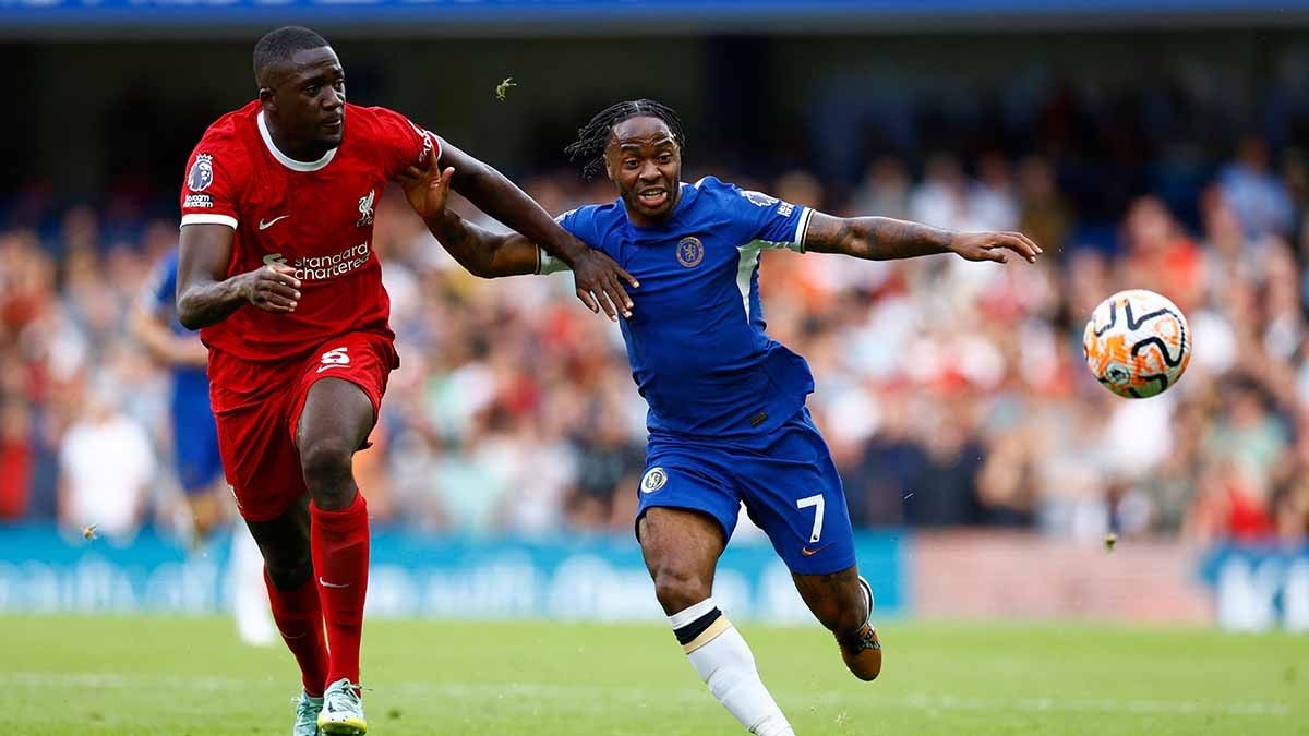 Berebut bola antara pemain Chelsea Raheem Sterling dengan pemain Liverpool Ibrahima Konate pada laga Liga Inggris. (Foto: REUTERS/Peter Cziborra) Copyright: © REUTERS/Peter Cziborra