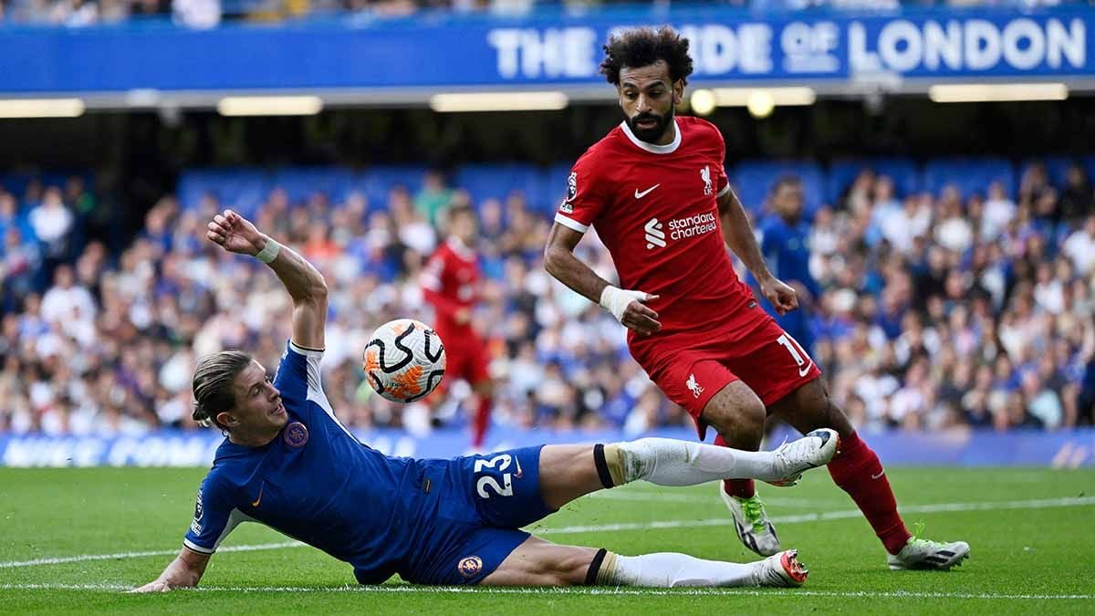 Pemain Liverpool Mohamed Salah mendapat takle keras pemain Chelsea Conor Gallagher pada laga Liga Inggris. (Foto: REUTERS/Tony Obrien) Copyright: © REUTERS/Tony Obrien