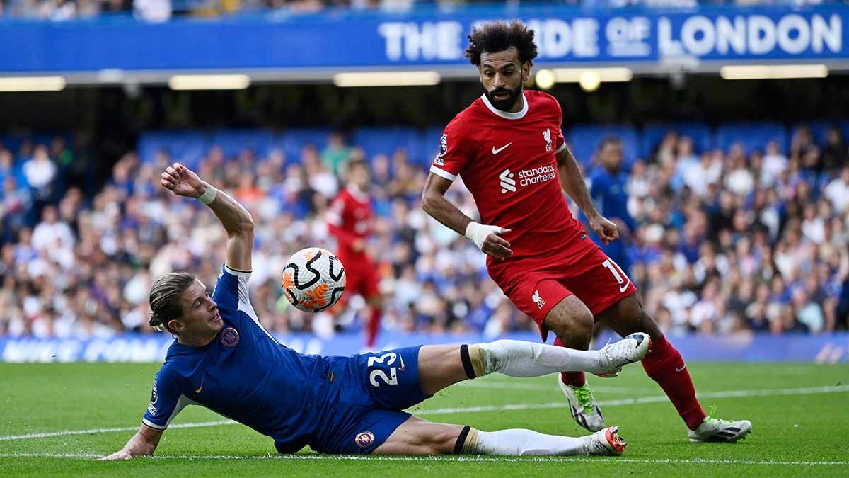Pemain Liverpool Mohamed Salah mendapat tackle keras pemain Chelsea Conor Gallagher pada laga Liga Inggris. (Foto: REUTERS/Tony Obrien) Copyright: © REUTERS/Tony Obrien