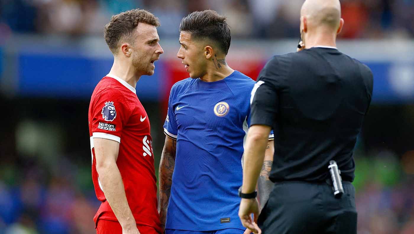 Pemain Chelsea Enzo Fernandez bersitegang dengan pemain Liverpool Andrew Robertson pada laga Liga Inggris. (Foto: REUTERS/Peter Cziborra) Copyright: © REUTERS/Peter Cziborra